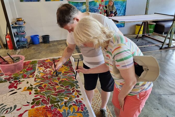 Batu Caves & Malaysian Handicraft Tour: Pewter & Batik Experience - Jadi Batek Gallery and the batik demonstration
