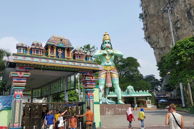 Batu Caves Tour from Kuala Lumpur - Arriving beneath the giant Hindu statue