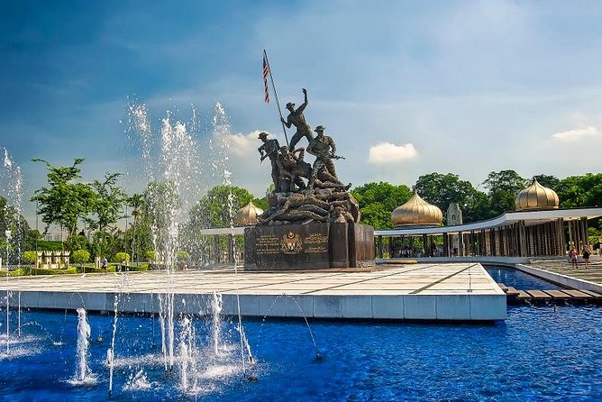 Best of Kuala Lumpur City Tour Including National Museum and National Monument - National Monument: independence in bronze