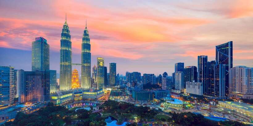 Best of Kuala Lumpur Tour with Twin Tower Entry - Royal Kuala Lumpur and the National Monument