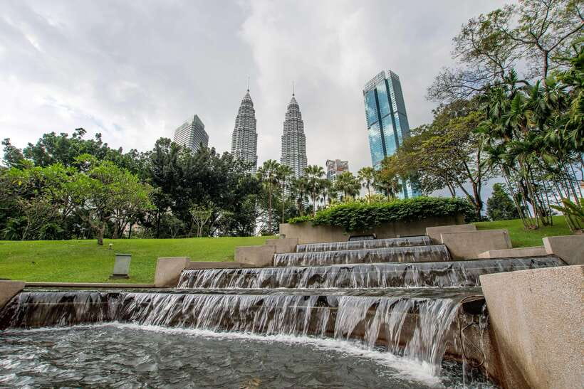 Best of Kuala Lumpur Tour with Twin Tower Entry - The Petronas Twin Towers finale