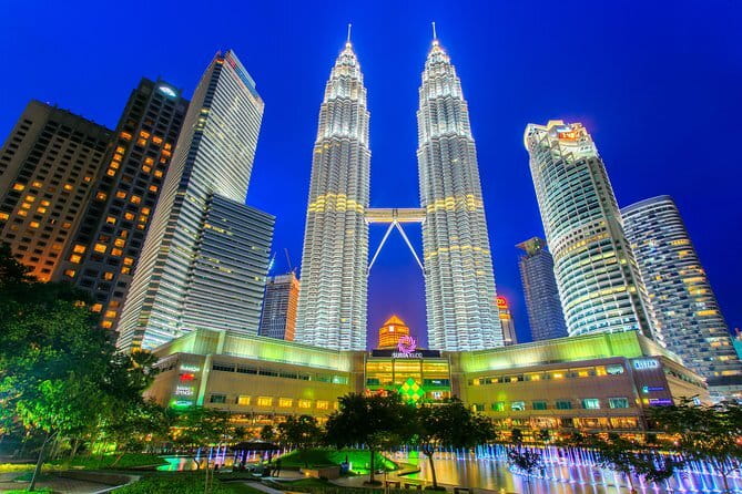 ~Chauffeur: Johor Bahru to Singapore Van Transfer - The key border procedure: leave the van with your bags