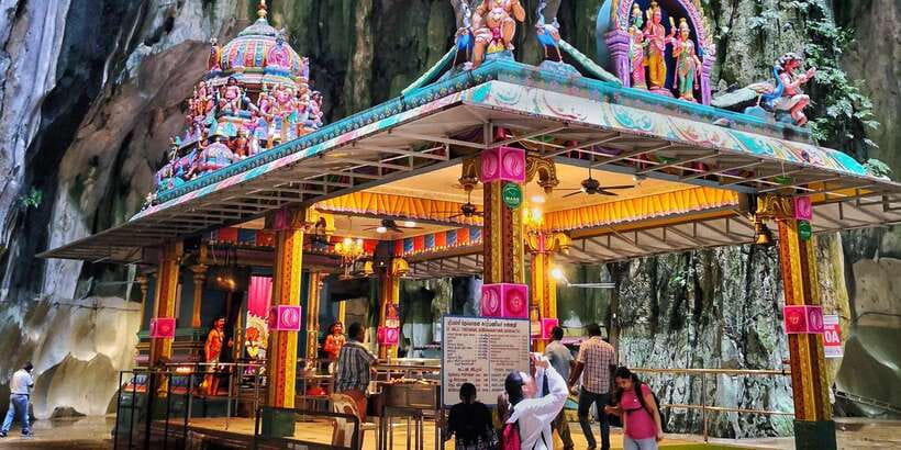 From Kuala Lumpur: Colmar Tropicale and Batu Caves Day Trip - Transport, pickup, and the shared-tour rhythm