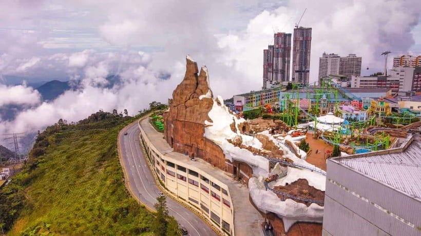 From Kuala Lumpur: Genting Highlands Day Tour & Gondola Ride - From Awana Station into Genting Highlands