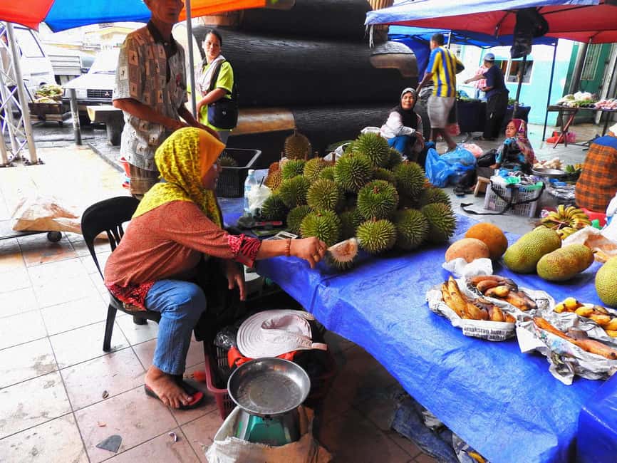 From Sandakan: 7 Unmissable Local Stops Private Tour - Agnes Keith House and colonial-era life