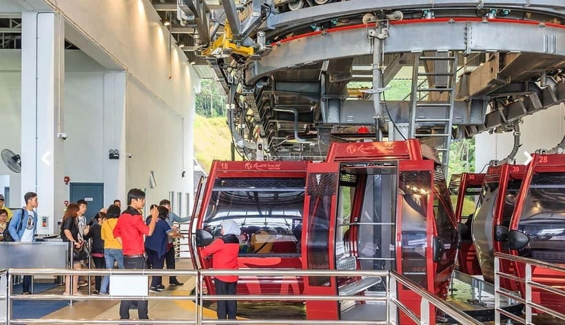 Genting Highland: Premium Outlets Cable Car - Awana Station starts the ride with little fuss