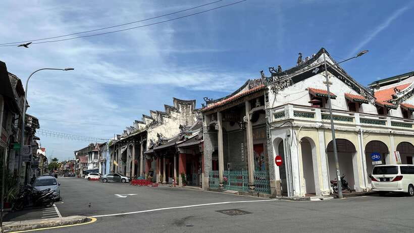 George Town: Heritage Walking Tour with Street Food Tasting - Key points at a glance