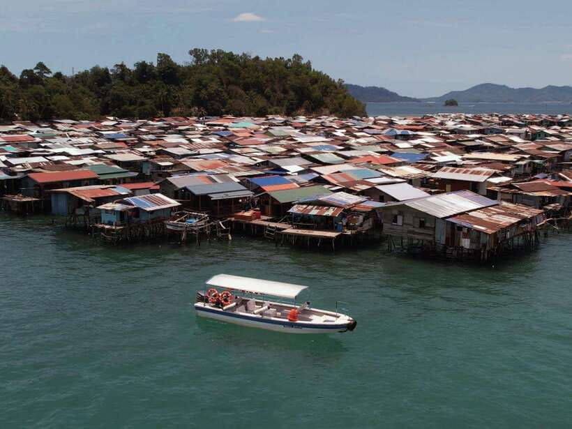 KAMPUNG GIPSI-DAY TRIP TO BAJAU HEAVEN FREE NASIGORENG & TEH - Cruising past stilt houses and floating structures