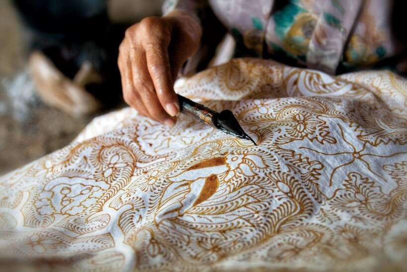 Kuala Lumpur: Batu Caves & Genting Private Day Trip - A closer look at Malaysian batik