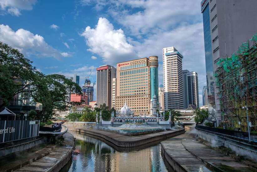 Kuala Lumpur: City Tour & Batu Caves Combo - Royal gates and tropical greenery