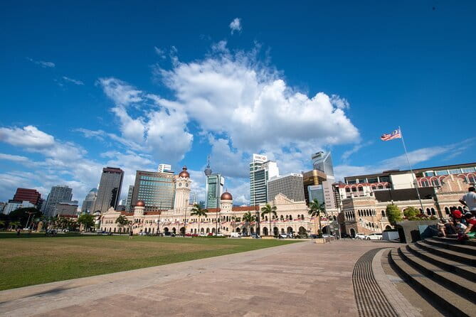Kuala Lumpur City Tour with 21 Attraction (Private) - Batik, the National Monument, and Green Kuala Lumpur