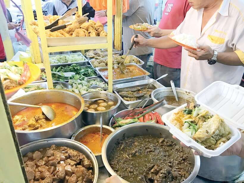 Kuala Lumpur: Evening Food Tour by Bike - Key points at a glance