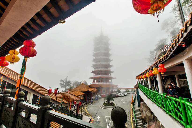 Kuala Lumpur: Genting Highland Tour with SkyWorld Theme Park - Finding quiet at Chin Swee Caves Temple