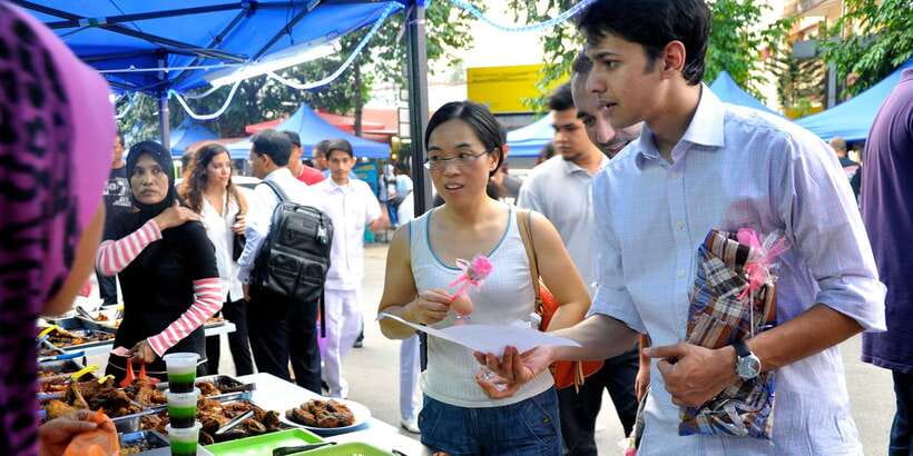 Kuala Lumpur: Half Day Local Food Walking Tour - Guide quality and group size