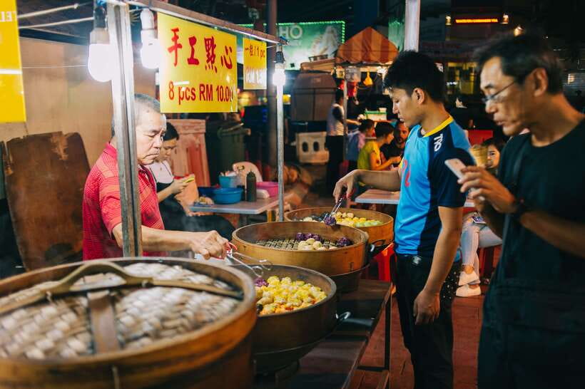 Kuala Lumpur: Local Street Food Night Tour - Who should book this experience?