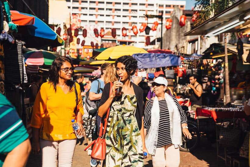 Kuala Lumpur: Private Food Tour – 10 Tastings with Locals - Temples between the food stops