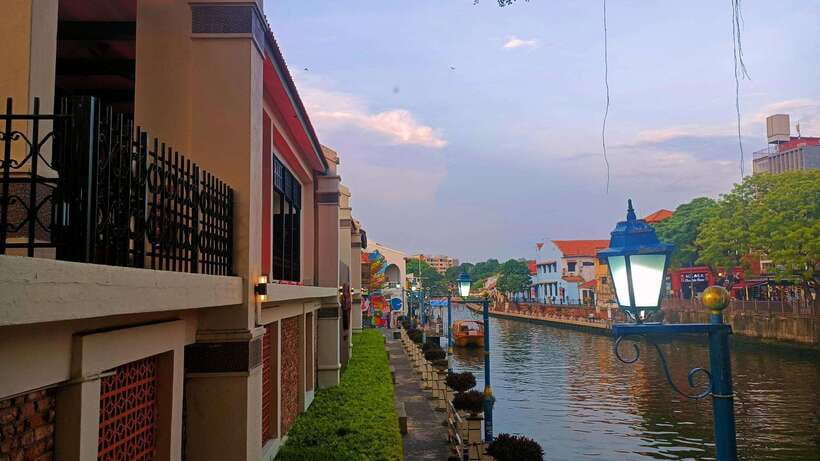 Kuala Lumpur: Private Malacca Night Tour w/Cruise & Trishaw - The trishaw ride: short, colorful, and wonderfully old-fashioned