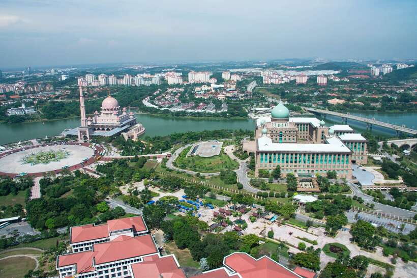 Kuala Lumpur: Putrajaya City Tour with Lake Cruise - Guides, Vehicles, and the Human Side of the Tour