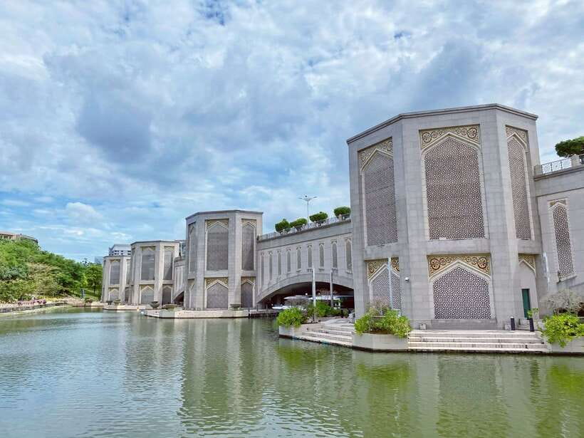 Kuala Lumpur: Putrajaya Tour Half Day Tour [Shared/Private] - Seeing Putrajaya from the lake at 11:00 AM