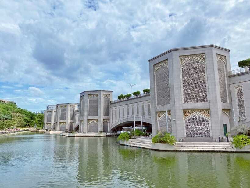 Kuala Lumpur: Putrajaya Tour Half Day Tour [Shared/Private] - Perdana Putra and the government center