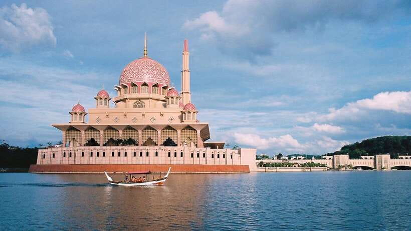 Kuala Lumpur: Putrajaya Tour with Traditional Boat Cruise - Putra Mosque, the Pink Landmark beside the Lake