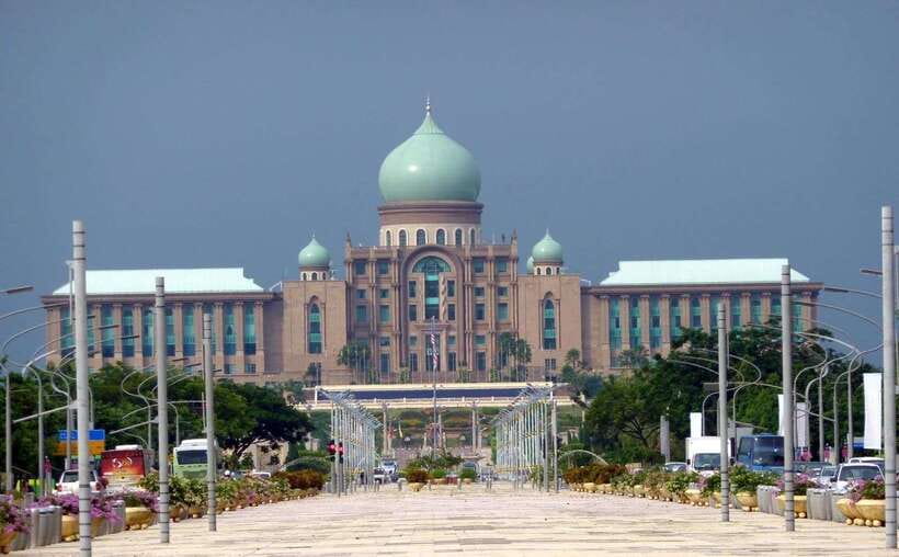 Kuala Lumpur: Putrajaya Tour with Traditional Boat Cruise - The Traditional Boat Cruise across Putrajaya Lake
