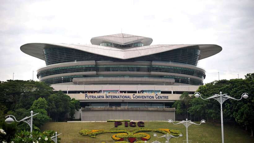 Kuala Lumpur: Putrajaya Tour with Traditional Boat Cruise - Palace of Justice and Putrajaya’s Government District