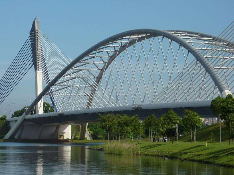 Kuala Lumpur: Putrajaya Tour with Traditional Boat Cruise - Seri Perdana, the Bridges, and the Hilltop Convention Centre