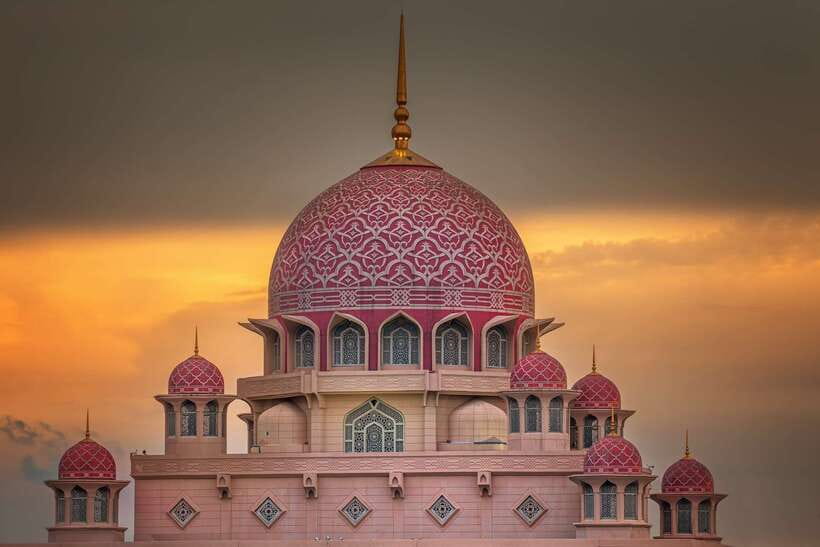 Kuala Lumpur: Putrajaya Tour with Traditional Boat Cruise - What the Vehicle and Guide Add