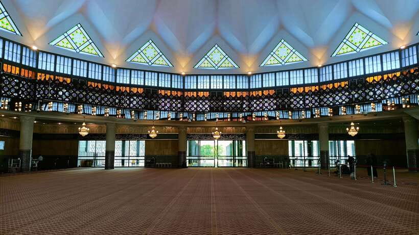 Kuala Lumpur: Temple & Shrine Private Half Day Tour - The National Mosque’s blue umbrella-shaped dome