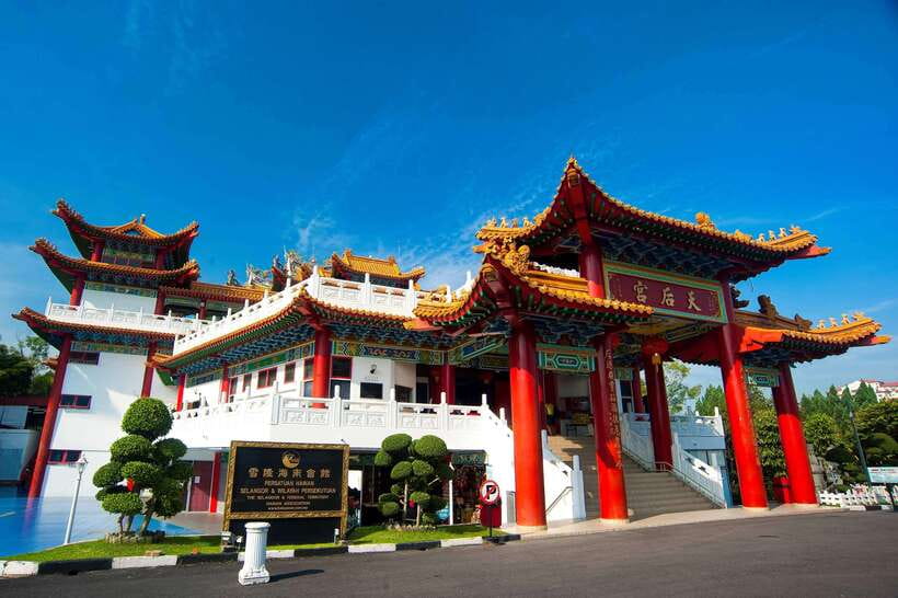 Kuala Lumpur: Temple & Shrine Private Half Day Tour - Batu Caves and the 140-foot Murugan statue