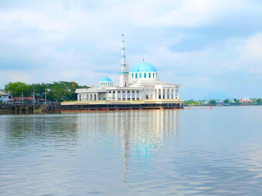 Kuching: Walking Tour with Sampan Boat Ride and Lunch - Gambier Street and the smell of the market