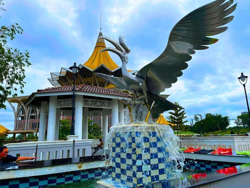 Kuching: Walking Tour with Sampan Boat Ride and Lunch - A local lunch at a Kuching hawker center