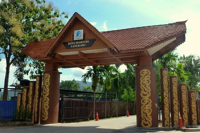Langkawi: Flexible 6 Hours Tour - Oriental Village at the cable car foothills