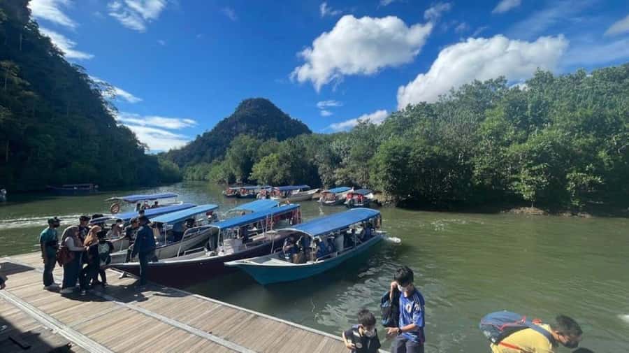 Langkawi Mangrove Tour : Estimated 3 hours Lunch Available - Eagle feeding on the open water