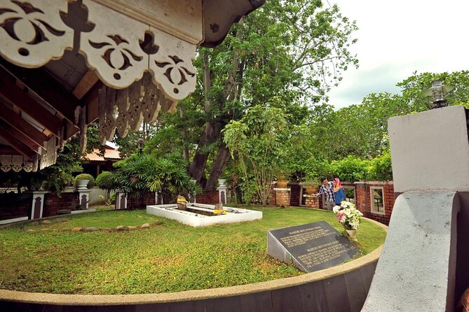 Langkawi Myth & Legend Tour MahsuriTomb TelagaTujuh BerasTerbakar - Telaga Tujuh: the day’s most physical stop