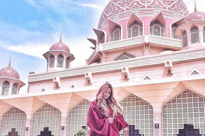 Malacca Instagram Tour: Most Famous Spots (Private & All-Inclusive) - A short walk beside the Melaka River