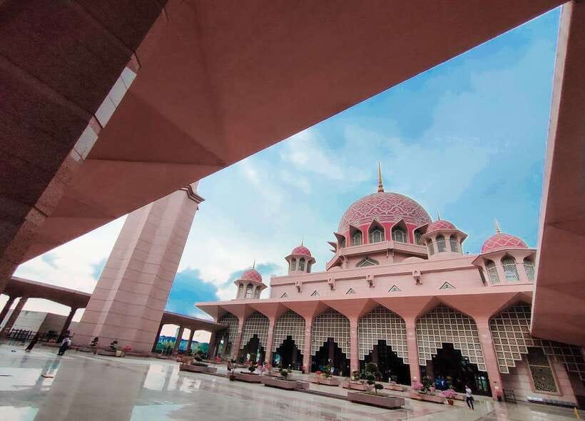 Malacca Instagram Tour: Top Spots (Private & All-Inclusive) - Jonker Street gives the day a livelier change of pace
