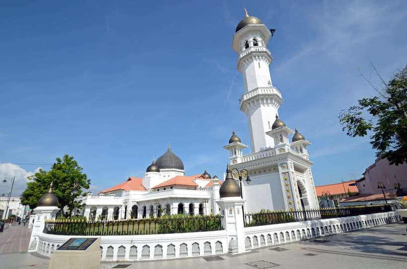 Penang: Trishaw Ride and Hawker Center Food Tour - The 10-minute transfer from your George Town hotel