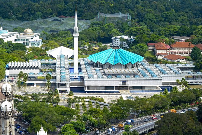 Private Day Kuala Lumpur Photographic Tour With Petronas Twin Tower & Batu Caves - Thean Hou Temple: red pillars, dragons, and prayer rooms