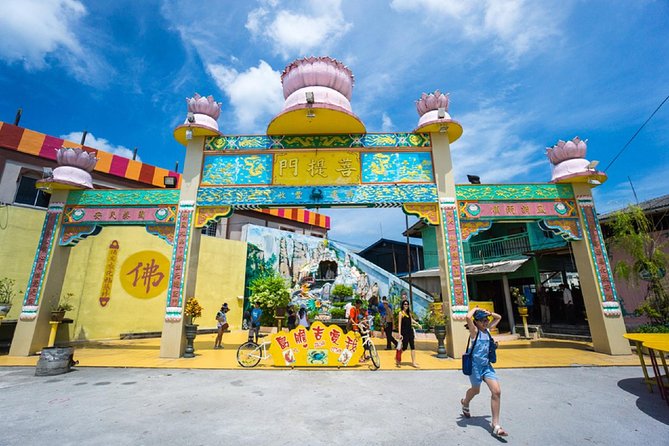 Private Tour: Crab Island Sightseeing Boat Ride and Seafood Lunch - Walking through a car-free fishing village