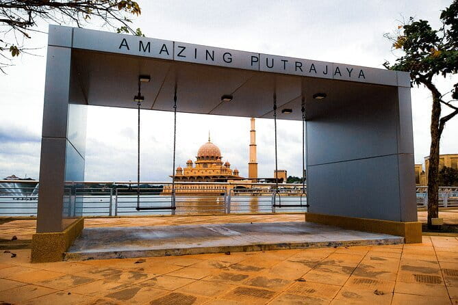 Putrajaya Tour From Kuala Lumpur Includes Batu Caves - Batu Caves and the 140-foot Lord Murugan statue