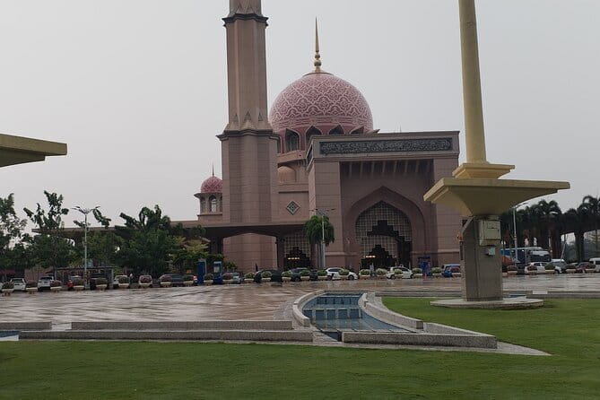 Putrajaya Tour From Kuala Lumpur Includes Batu Caves - What the private vehicle and driver add