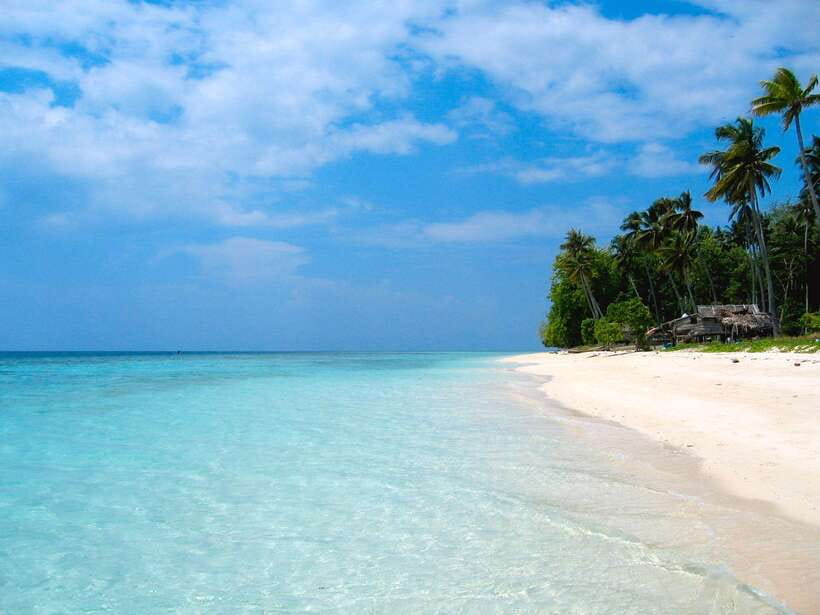 Semporna: Explore 3 Islands Tour Snorkel or Dive & Lunch - Lunch at an island setting