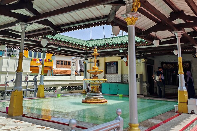 Small Group Melaka Flavours Food and Culture Tour - Jonker Street and the home-style food stop