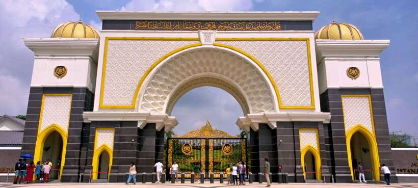 The Great Kuala Lumpur Tour with KL Tower Ticket & Lunch - Guides, vehicles, and the pace of the day