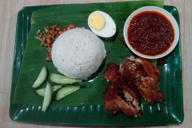 Yummy Yummy Street Food Tasting + Night City Tour(Private Guided) - Dataran Merdeka at night